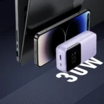 Μωβ Power Bank Joyroom JR-PBC06 10000mAh 30W με ενσωματωμένα καλώδια USB-C και Lightning.