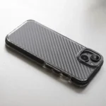 Μαύρη θήκη Acrylic Carbon TFO για iPhone 16e και 17e με εφέ ανθρακονήματος για προστασία.