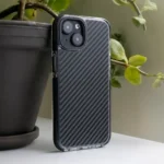 Μαύρη θήκη Acrylic Carbon TFO για iPhone 16e και iPhone 17e με κομψό σχεδιασμό carbon.