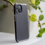 Μαύρη θήκη Acrylic Carbon Case TFO για iPhone 16e / 17e με σχέδιο carbon.