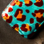 Θήκη iPhone 15 με σχέδιο animal print Crazy Cheetah της TFO σε καφέ και μαύρο χρώμα.