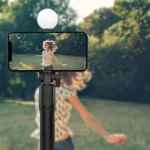 Hurtel Selfie Stick WR1YXS με τρίποδο, τηλεσκοπικό βραχίονα 0.71m και στρογγυλό φωτιστικό LED σε μαύρο χρώμα.
