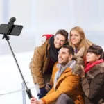 Hurtel Selfie Stick WR1YXS τρίποδο 0.71m με ενσωματωμένο φωτιστικό LED σε μαύρο χρώμα.