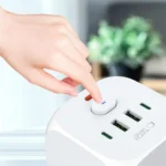 Πολύπριζο Tech-Protect PCL3x4 με 3 πρίζες AC, 2 θύρες USB-A και 2 USB-C σε λευκό χρώμα.