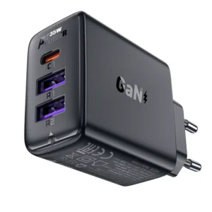 Μαύρος φορτιστής τοίχου Acefast A57 GaN 35W με δύο θύρες USB-A και μία USB-C, ιδανικός για γρήγορη φόρτιση κινητών.