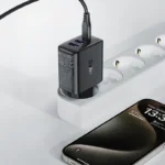 Μαύρος φορτιστής πρίζας Acefast A57 35W GaN με 2 θύρες USB-A και 1 USB-C για γρήγορη φόρτιση.