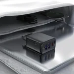 Φορτιστής τοίχου Acefast A57 35W GaN μαύρος με 2 θύρες USB-A και 1 USB-C για γρήγορη φόρτιση.