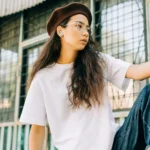 Μαύρα ασύρματα ακουστικά Bluetooth JBL Wave 300 TWS με θήκη φόρτισης.