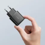 Μαύρος φορτιστής Tech-Protect C20W με θύρες USB-C PD 20W και USB-A QC 3.0 για γρήγορη φόρτιση.