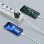 Μαύρος ταχυφορτιστής πρίζας Tech-Protect C20W με θύρες USB-C PD 20W και USB-A QC 3.0 για γρήγορη φόρτιση.