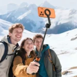 Selfie stick και τρίποδο Tech-Protect L10S με Bluetooth σε μαύρο και πορτοκαλί χρώμα για κινητά τηλέφωνα.