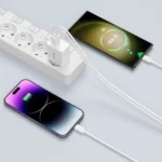 Λευκός φορτιστής πρίζας Tech-Protect NC30W με θύρες USB-C PD 30W και USB-A QC 3.0 για γρήγορη φόρτιση.