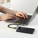 Γωνιακό καλώδιο Ugreen USB-C σε USB-C 60W 3A 2m σε γκρι χρώμα για γρήγορη φόρτιση κινητών και laptop.